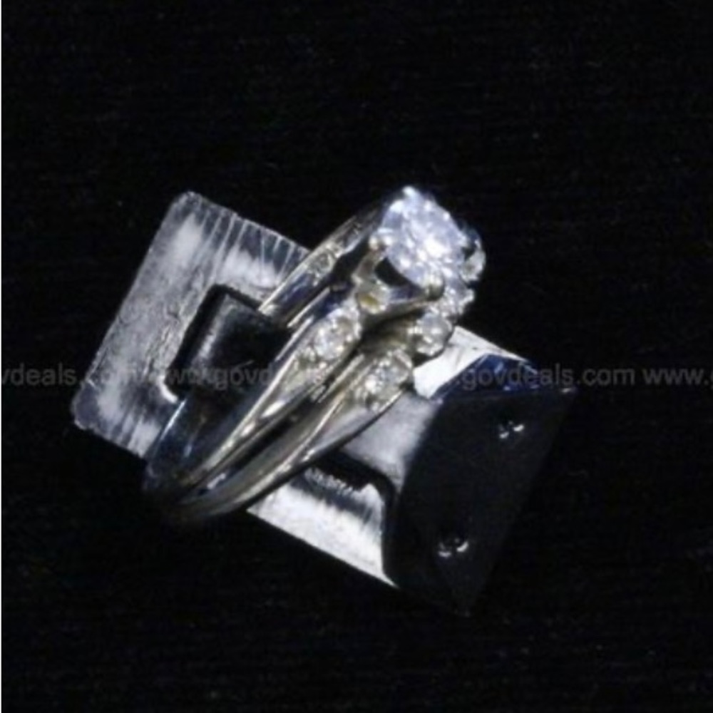 REAL Diamonds Engagement Ring - Picture 5 of 6
